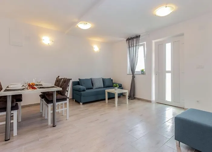 In Near & Pool דראמליי
